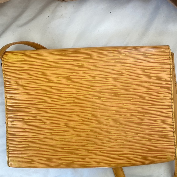 Louis Vuitton Epi Arsch Yellow Crossbody Bag - Picture 13 of 14
